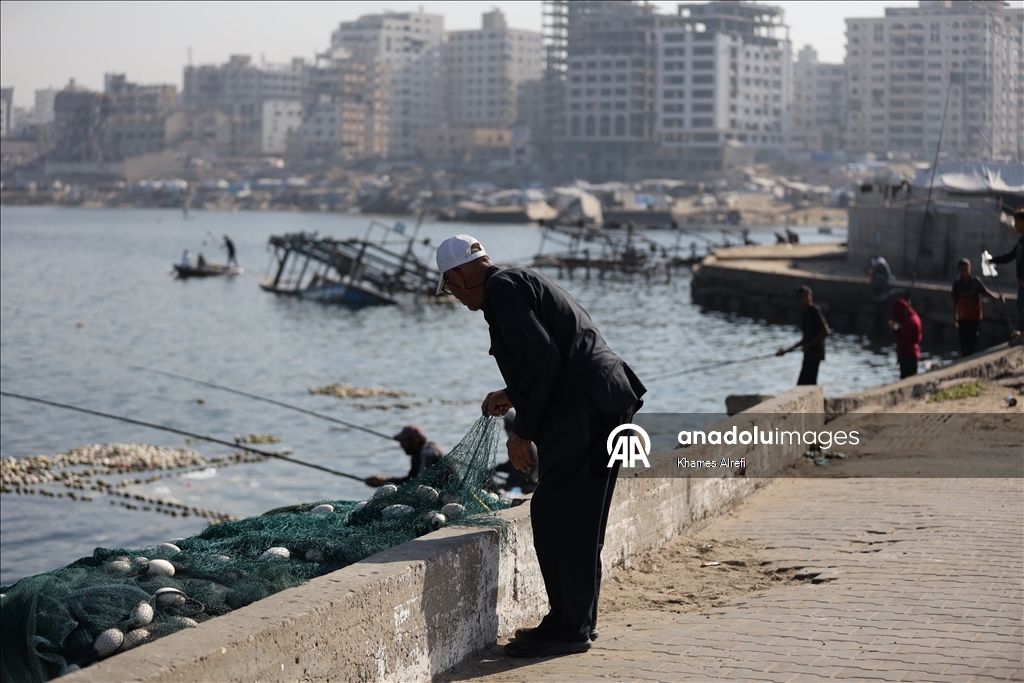 Палестинские рыбаки надеются вновь выйти в море на поврежденных лодках