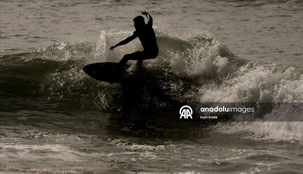 Назаре привлекает любителей спокойного отдыха и серфинга