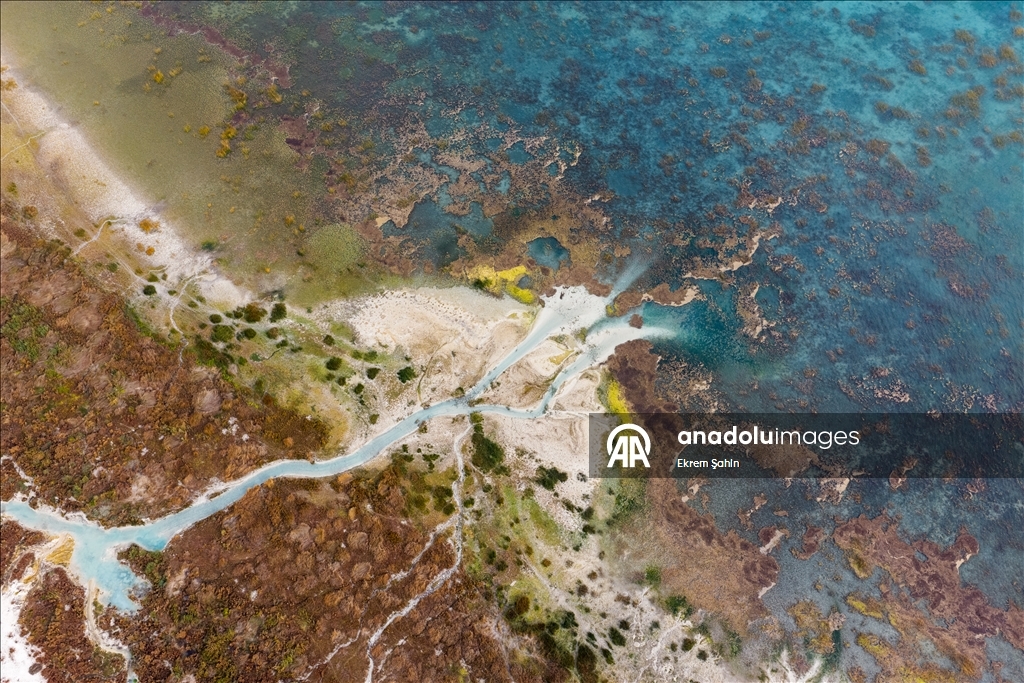 В результате снижения уровня воды в озере Эгирдир появились новые острова