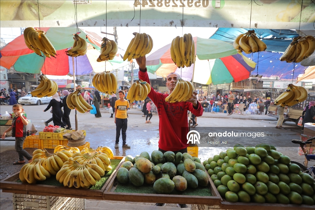 На рынках в лагере беженцев Нусайрат в Газа оживилась торговля