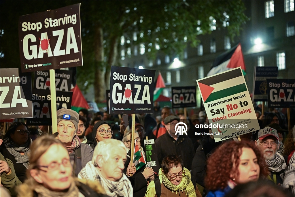 İsrail'in ateşkesi ihlal ederek Gazze'ye saldırısı Londra’da protesto edildi