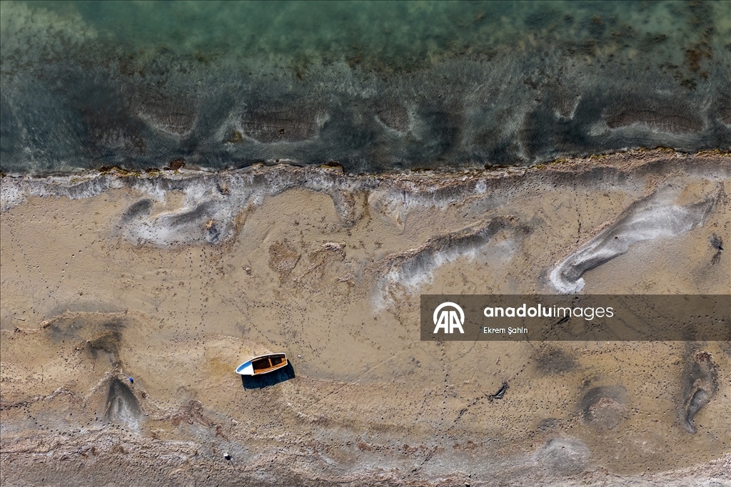 Eğirdir Gölü’nde su seviyesinin düşmesiyle yeni adalar ortaya çıktı