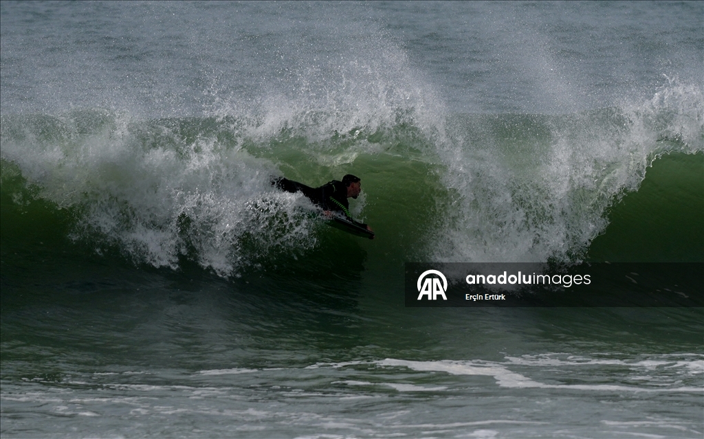 Назаре привлекает любителей спокойного отдыха и серфинга