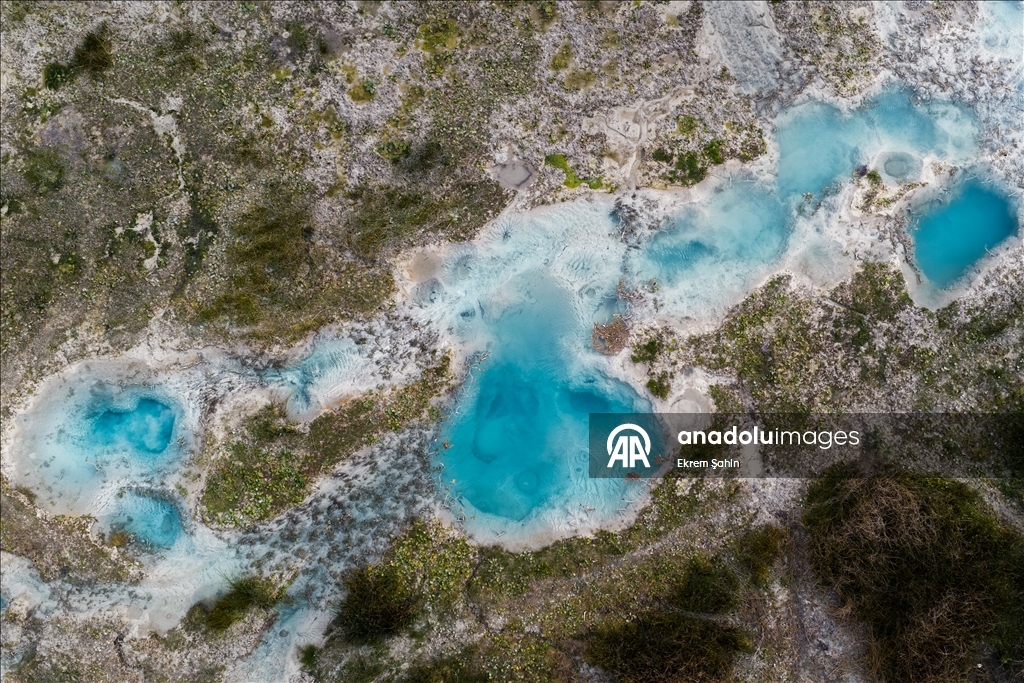 В результате снижения уровня воды в озере Эгирдир появились новые острова