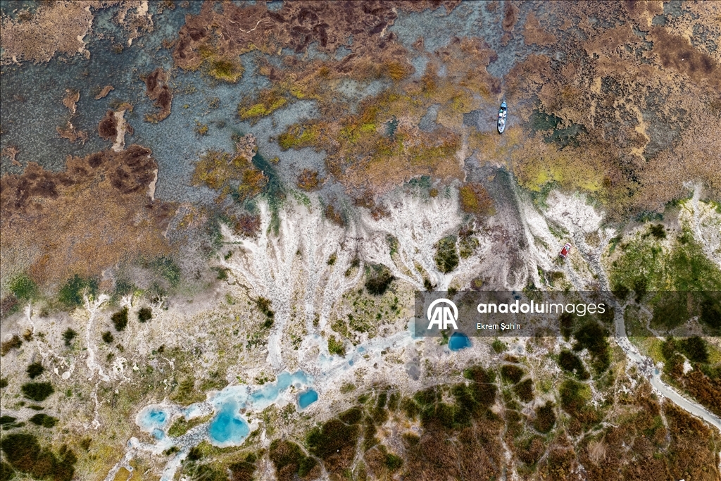 В результате снижения уровня воды в озере Эгирдир появились новые острова