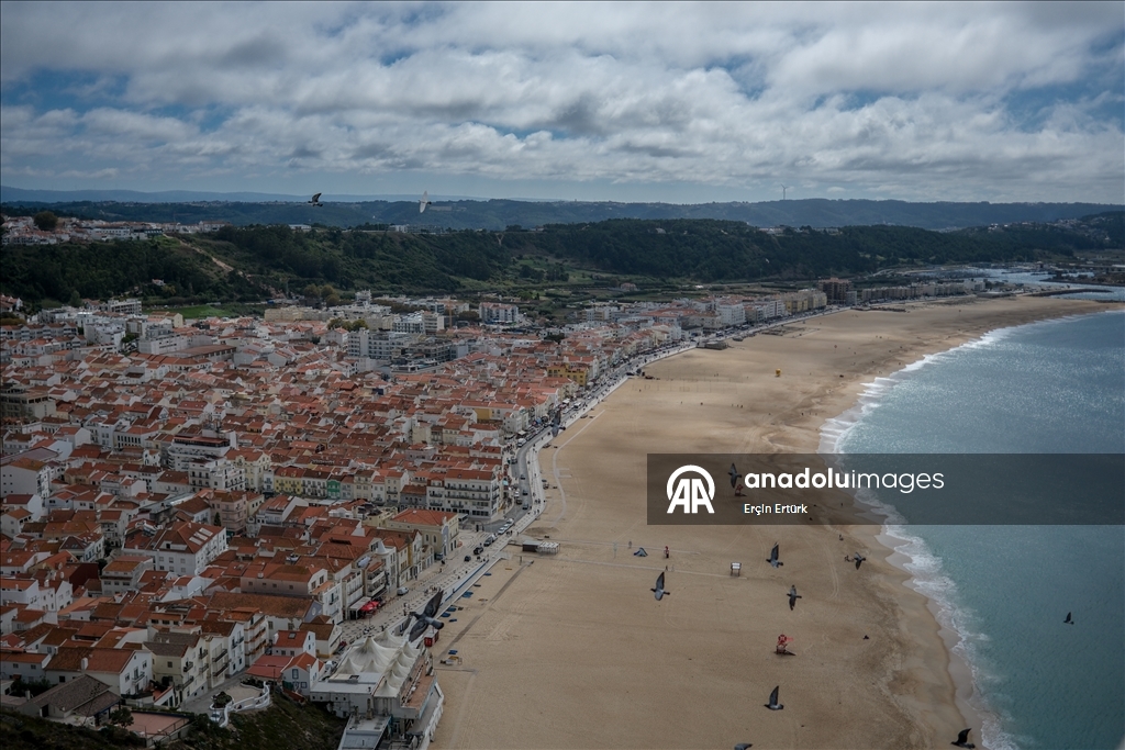 Назаре привлекает любителей спокойного отдыха и серфинга