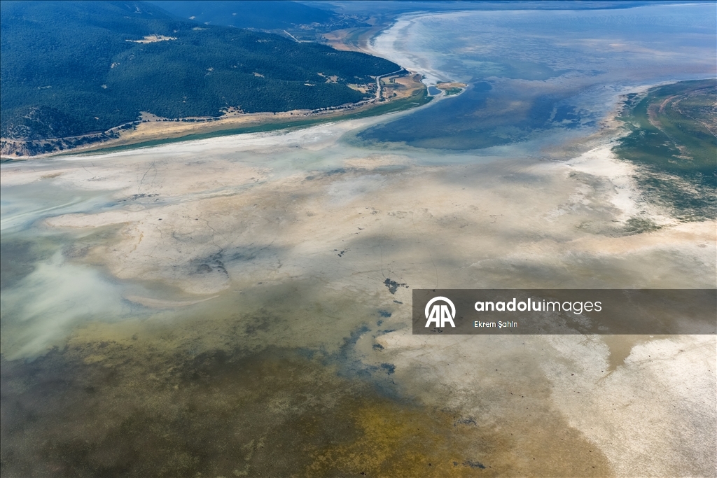 В результате снижения уровня воды в озере Эгирдир появились новые острова