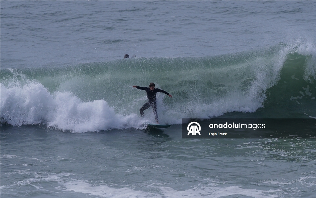 Назаре привлекает любителей спокойного отдыха и серфинга