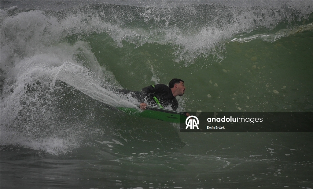 Назаре привлекает любителей спокойного отдыха и серфинга