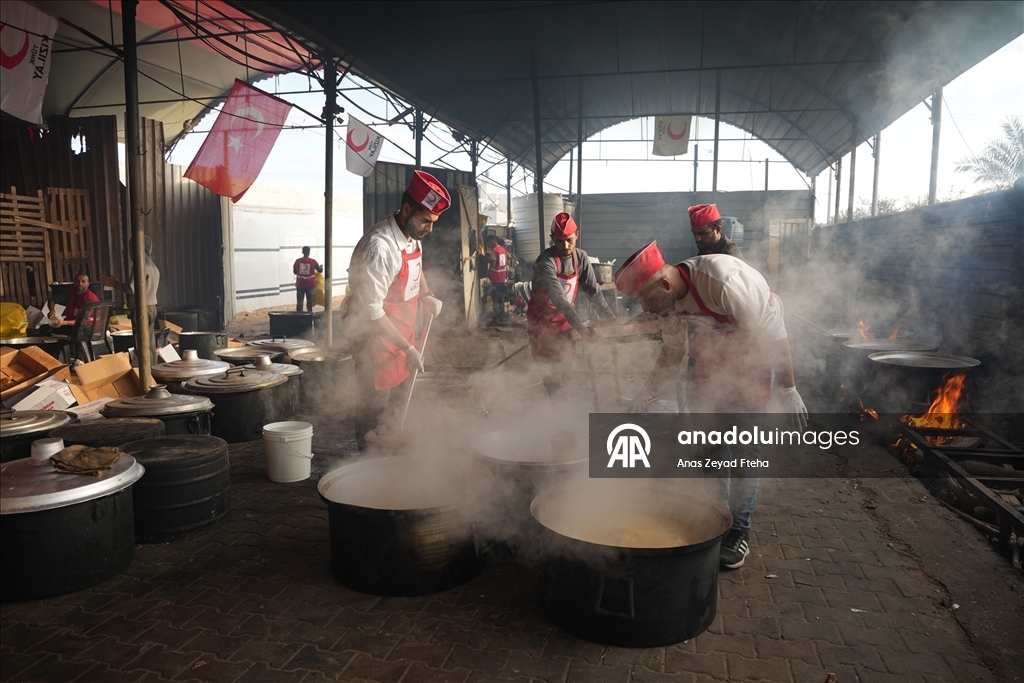 Türk Kızılay, Filistinliler için bağışlanan kurban etlerini Gazze'de dağıtmaya başladı