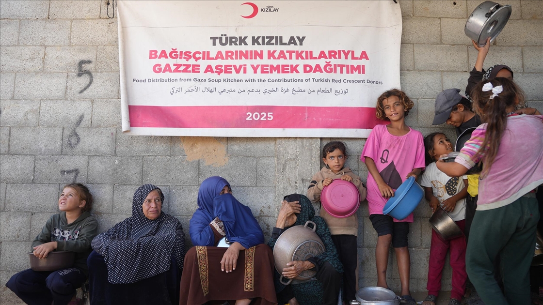 Türk Kızılay, Filistinliler için bağışlanan kurban etlerini Gazze'de dağıtmaya başladı