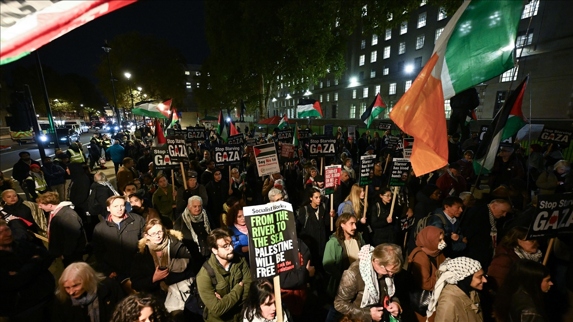 İsrail'in ateşkesi ihlal ederek Gazze'ye saldırısı Londra’da protesto edildi
