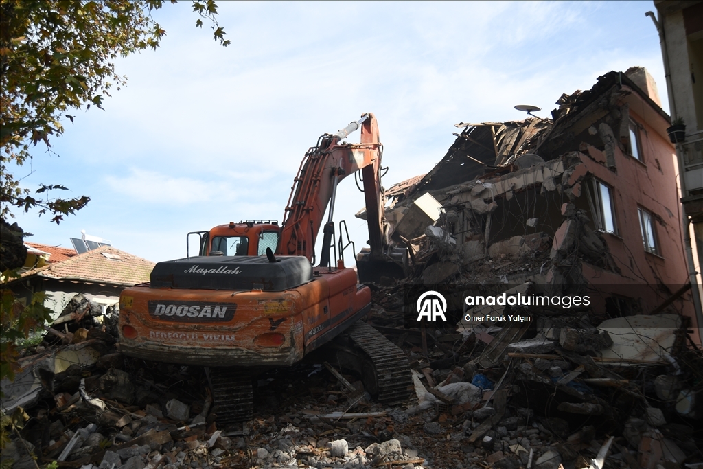 Sındırgı’da deprem sonrası yıkım ve enkaz kaldırma çalışmaları sürüyor