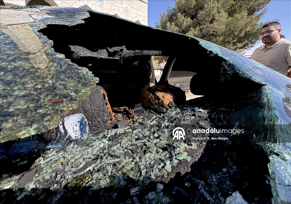 Filistin topraklarını gasbeden İsrailliler Batı Şeria'da Filistinlilerin araçlarını yaktı