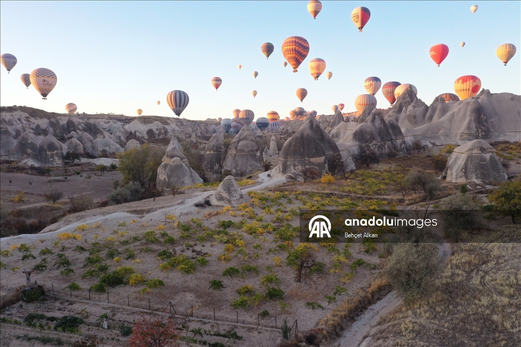 كبادوكيا التركية تستقبل زوارها بألوان "الخريف الذهبي"