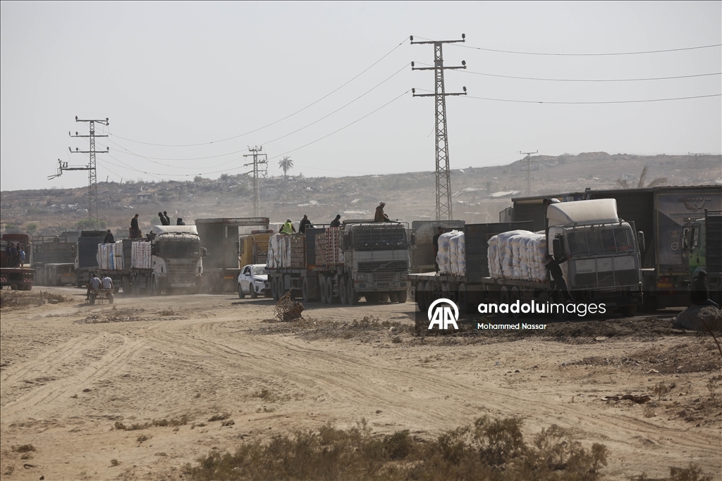 Gazze’ye sınırlı sayıda insani yardım tırının girişi sürüyor