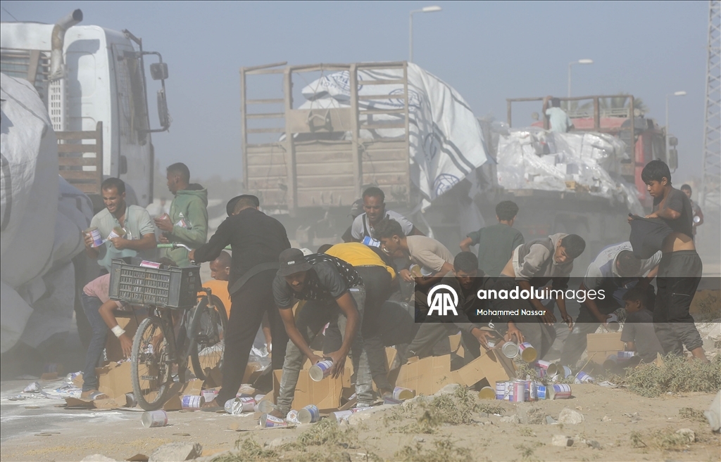 Gazze’ye sınırlı sayıda insani yardım tırının girişi sürüyor