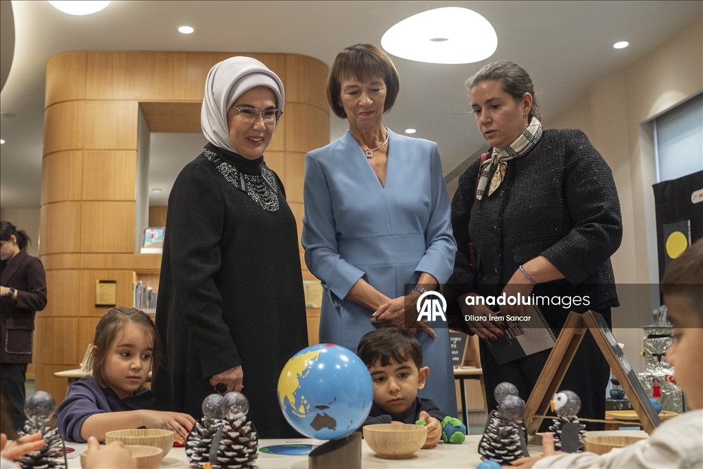 عقيلتا أردوغان وميرتس تتجولان في المكتبة الوطنية الرئاسية بأنقرة