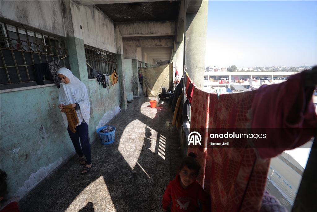 Gazze'de UNRWA’ya ait bir okul, evleri yıkılan Filistinlilerin barınma merkezine dönüştü