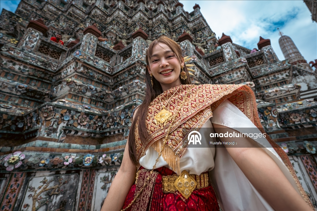 Tayland’ın turistik noktası Wat Arun Tapınağı, ziyaretçilerini ağırlıyor