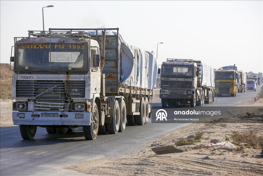 Gazze’ye sınırlı sayıda insani yardım tırının girişi sürüyor