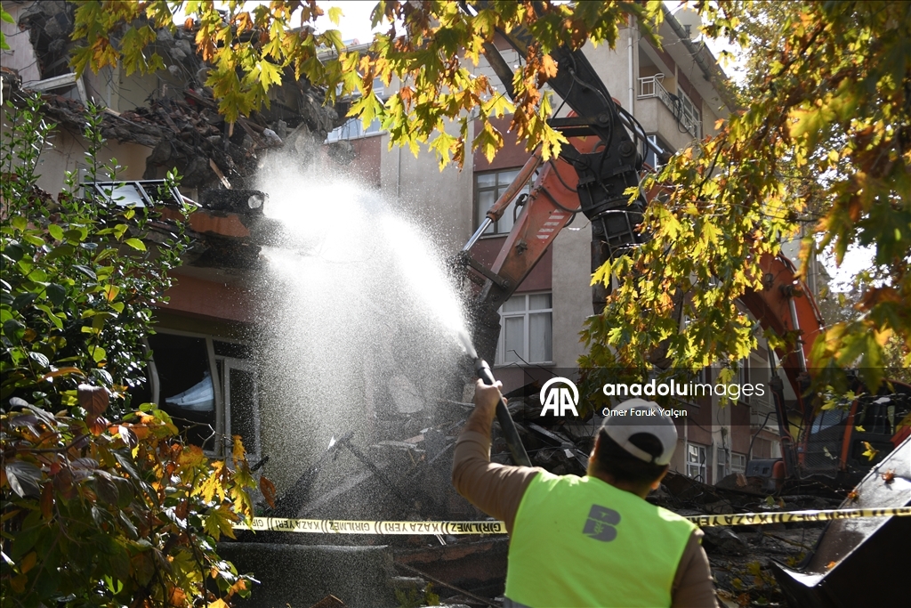 Sındırgı’da deprem sonrası yıkım ve enkaz kaldırma çalışmaları sürüyor