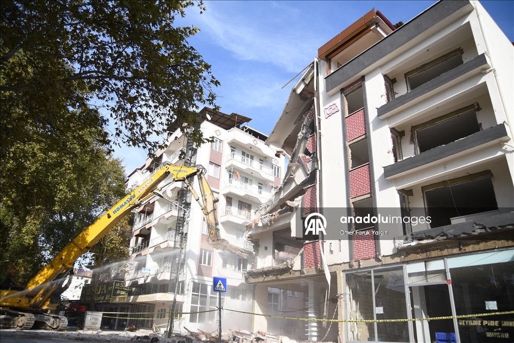 Sındırgı’da deprem sonrası yıkım ve enkaz kaldırma çalışmaları sürüyor