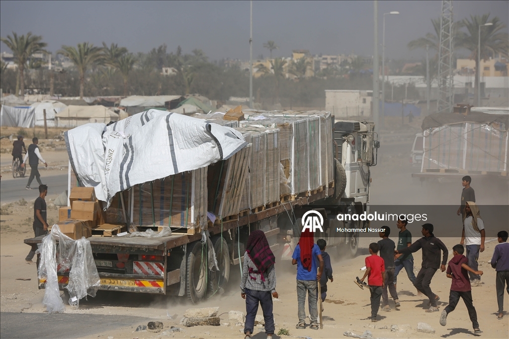 Gazze’ye sınırlı sayıda insani yardım tırının girişi sürüyor