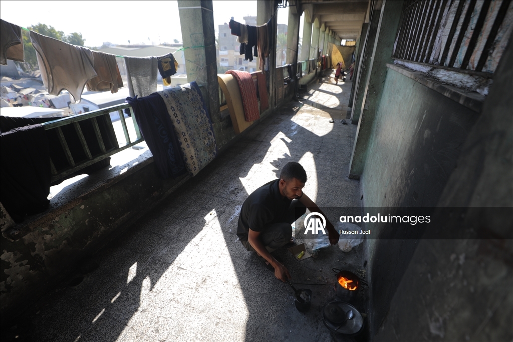 Gazze'de UNRWA’ya ait bir okul, evleri yıkılan Filistinlilerin barınma merkezine dönüştü