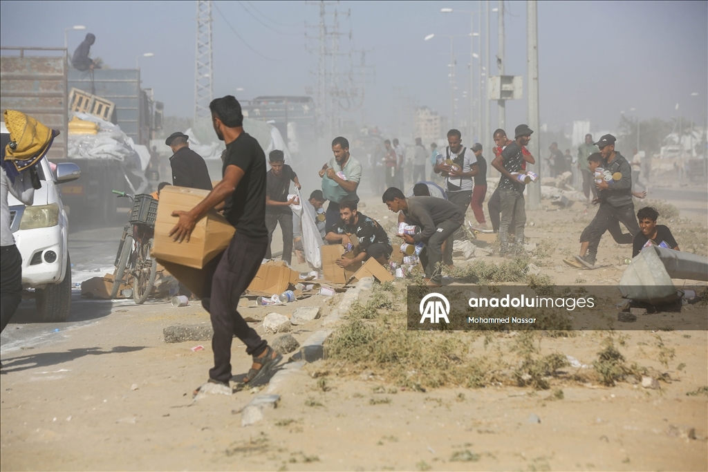 Gazze’ye sınırlı sayıda insani yardım tırının girişi sürüyor