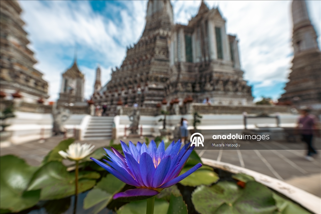 Tayland’ın turistik noktası Wat Arun Tapınağı, ziyaretçilerini ağırlıyor
