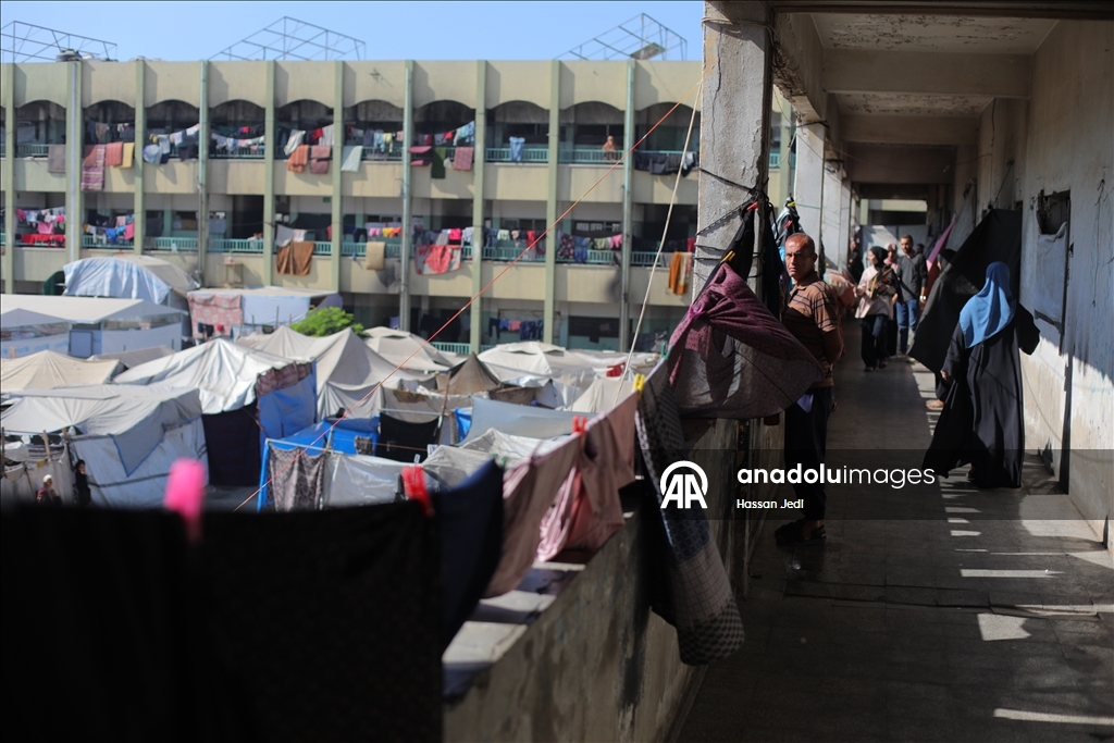 Gazze'de UNRWA’ya ait bir okul, evleri yıkılan Filistinlilerin barınma merkezine dönüştü