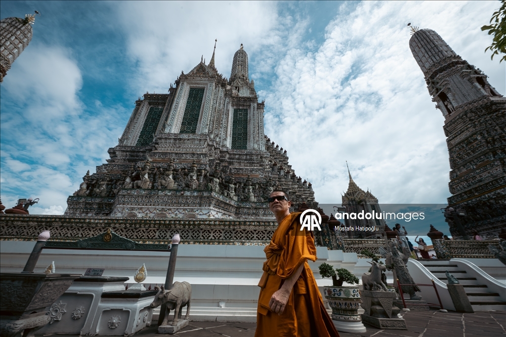 Tayland’ın turistik noktası Wat Arun Tapınağı, ziyaretçilerini ağırlıyor