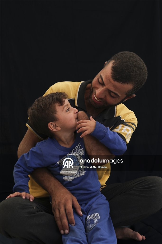 Палестинец Махмуд Саллуут, ставший инвалидом после израильских атак, борется за жизнь