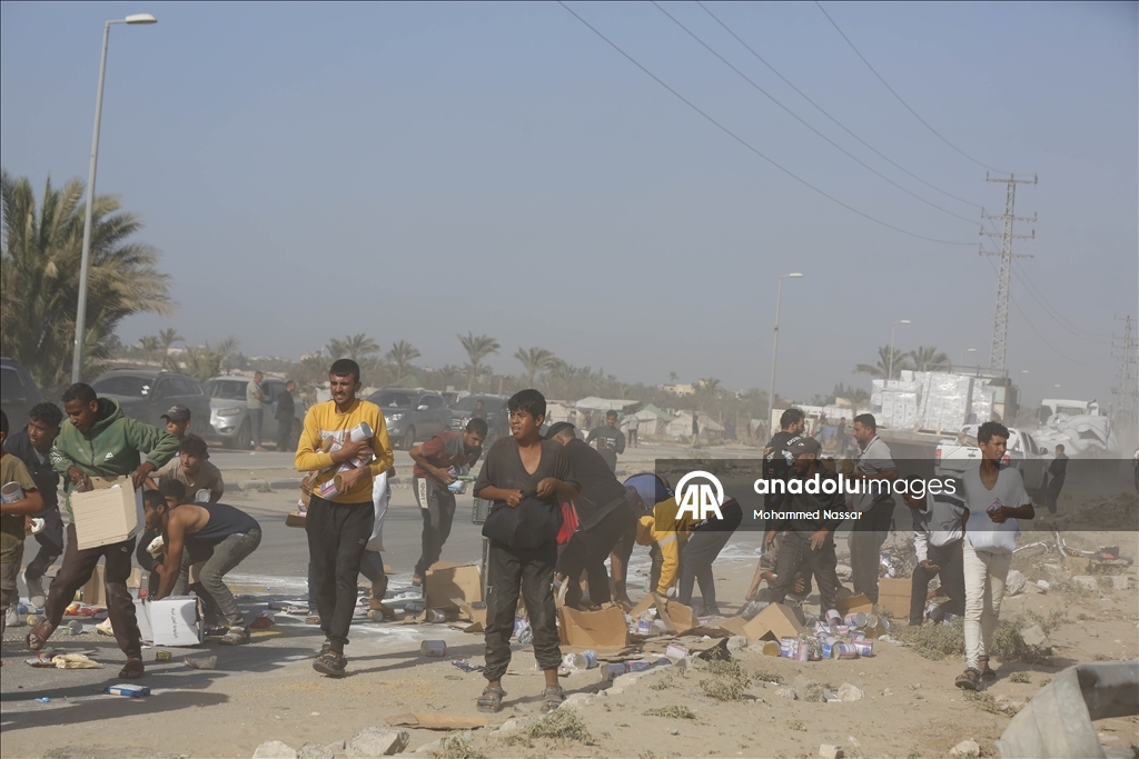 Gazze’ye sınırlı sayıda insani yardım tırının girişi sürüyor