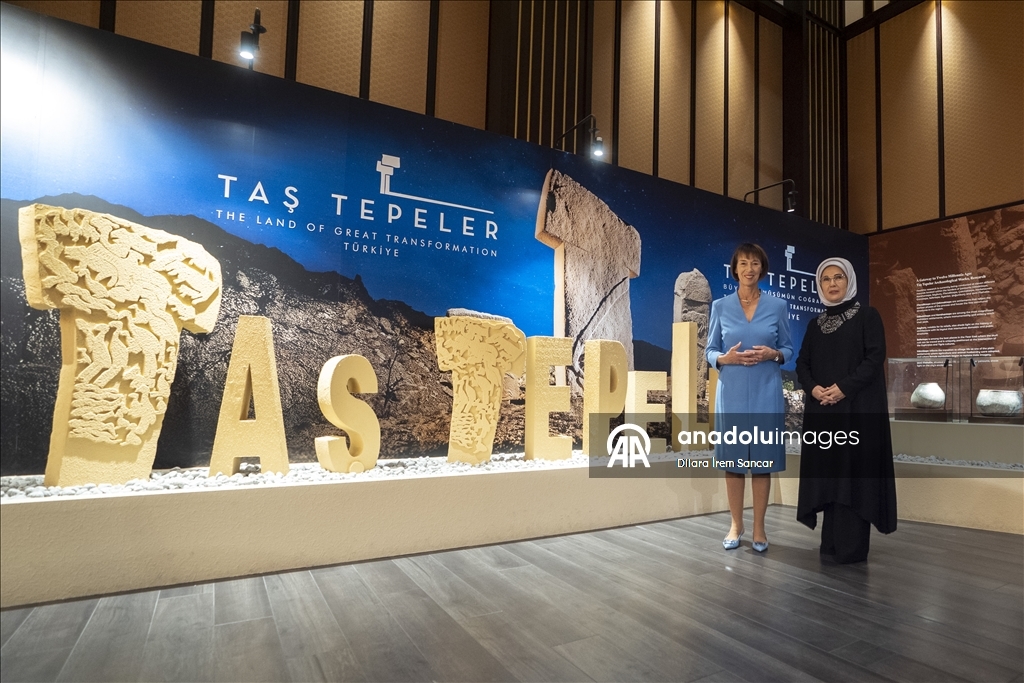 عقيلتا أردوغان وميرتس تتجولان في المكتبة الوطنية الرئاسية بأنقرة