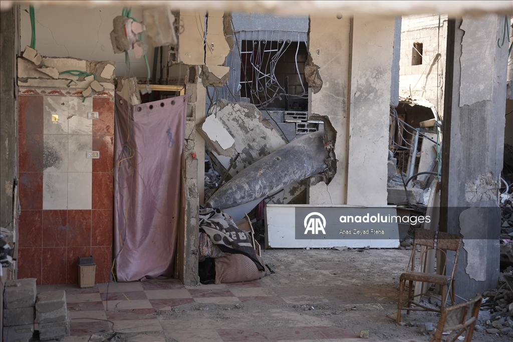 Gidecek yeri olmayan Filistinli aile evlerine düşen