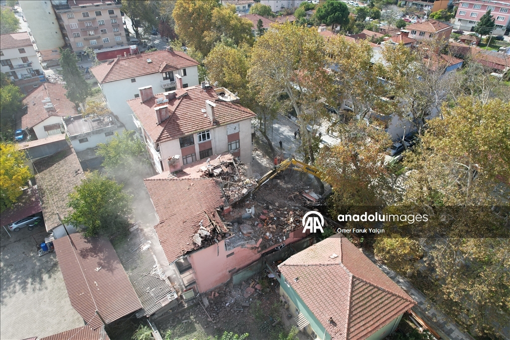 Sındırgı’da deprem sonrası yıkım ve enkaz kaldırma çalışmaları sürüyor