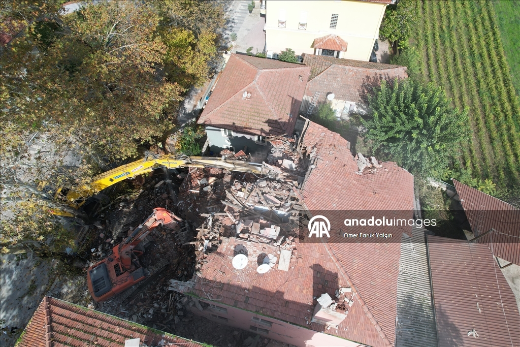 Sındırgı’da deprem sonrası yıkım ve enkaz kaldırma çalışmaları sürüyor