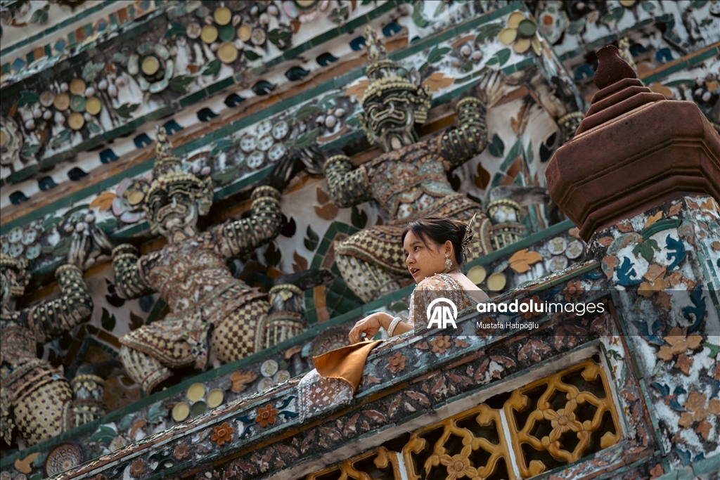 Tayland’ın turistik noktası Wat Arun Tapınağı, ziyaretçilerini ağırlıyor