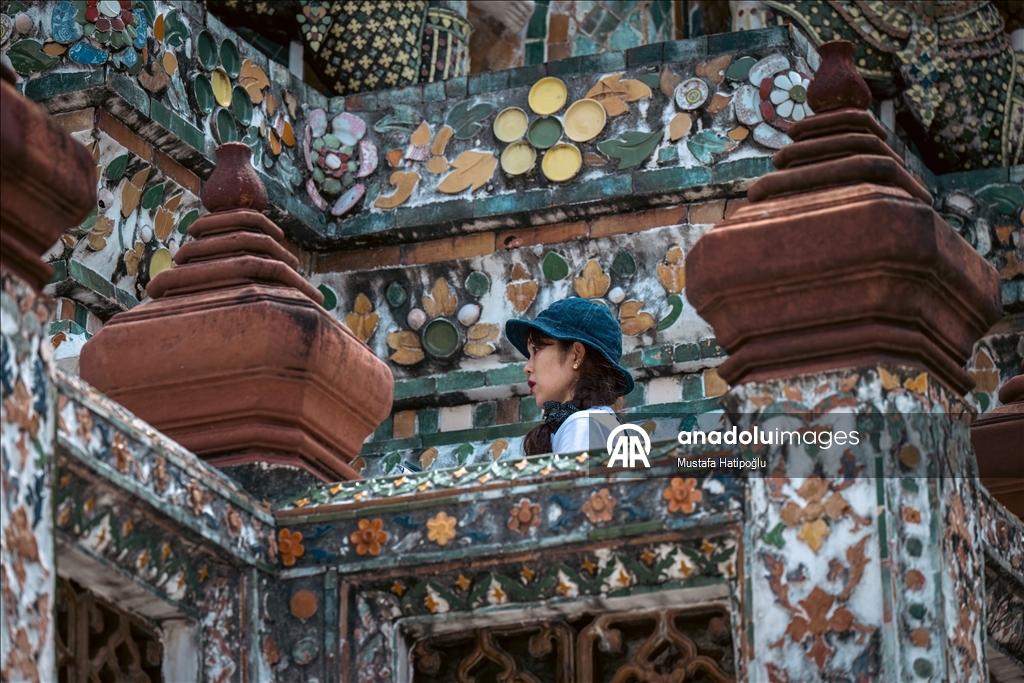 Tayland’ın turistik noktası Wat Arun Tapınağı, ziyaretçilerini ağırlıyor