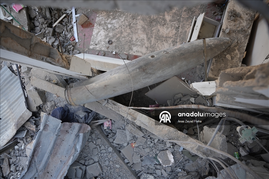 Gidecek yeri olmayan Filistinli aile evlerine düşen