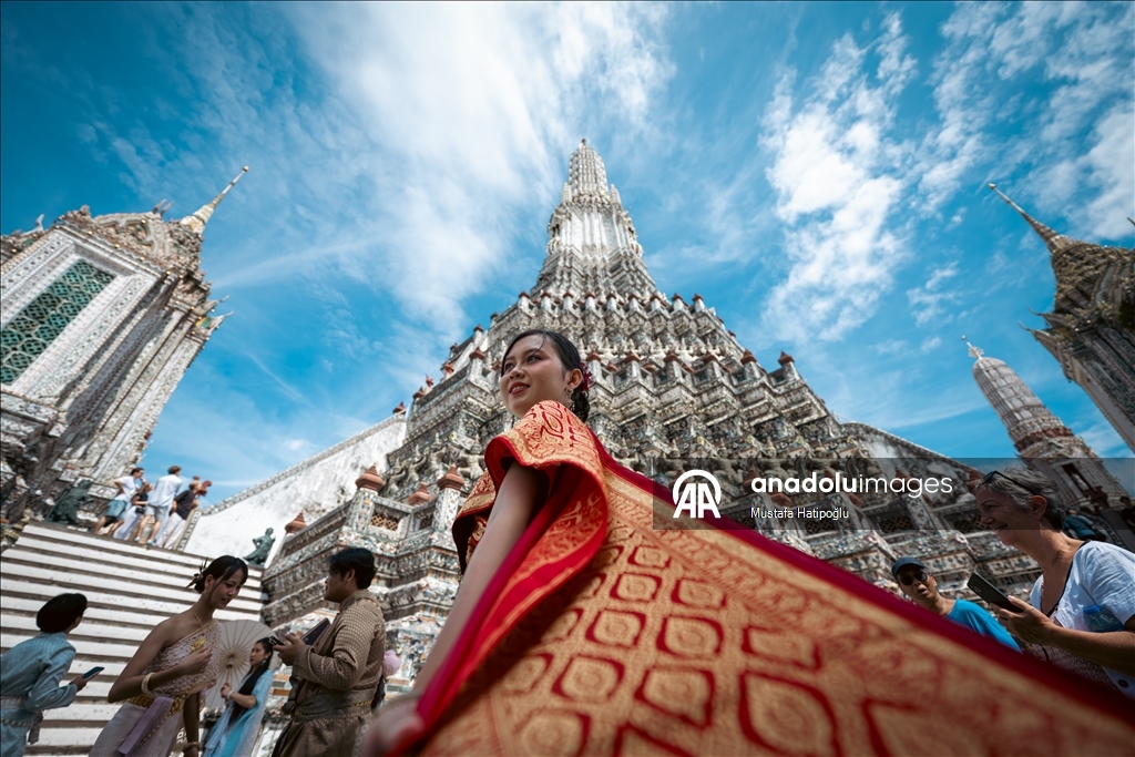 Tayland’ın turistik noktası Wat Arun Tapınağı, ziyaretçilerini ağırlıyor