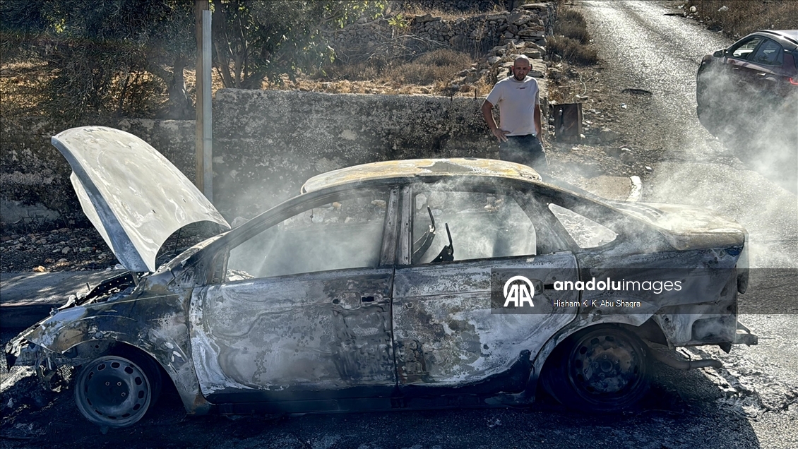 Filistin topraklarını gasbeden İsrailliler Batı Şeria'da Filistinlilerin araçlarını yaktı