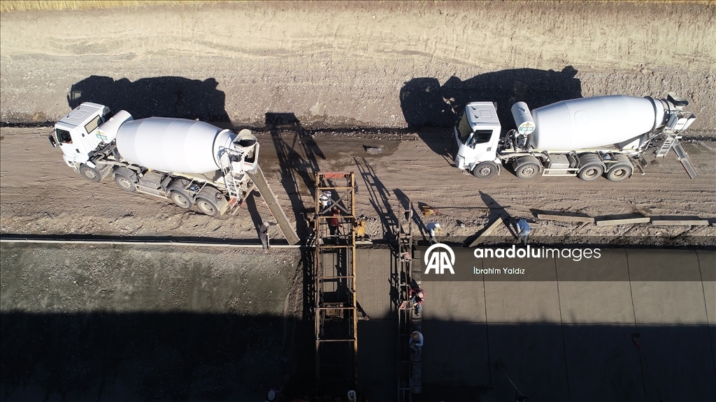 Dev boruların döşendiği Muş Ovası'nda tarım arazileri suya kavuşacak