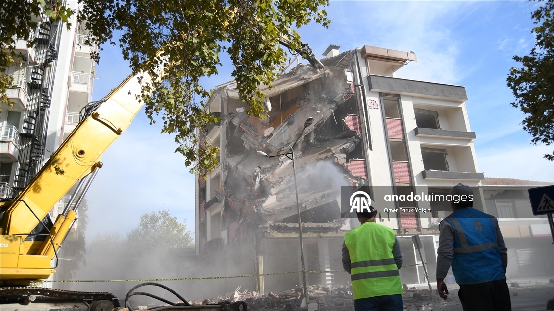 Sındırgı’da deprem sonrası yıkım ve enkaz kaldırma çalışmaları sürüyor
