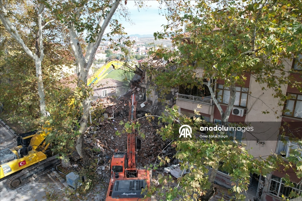 Sındırgı’da deprem sonrası yıkım ve enkaz kaldırma çalışmaları sürüyor
