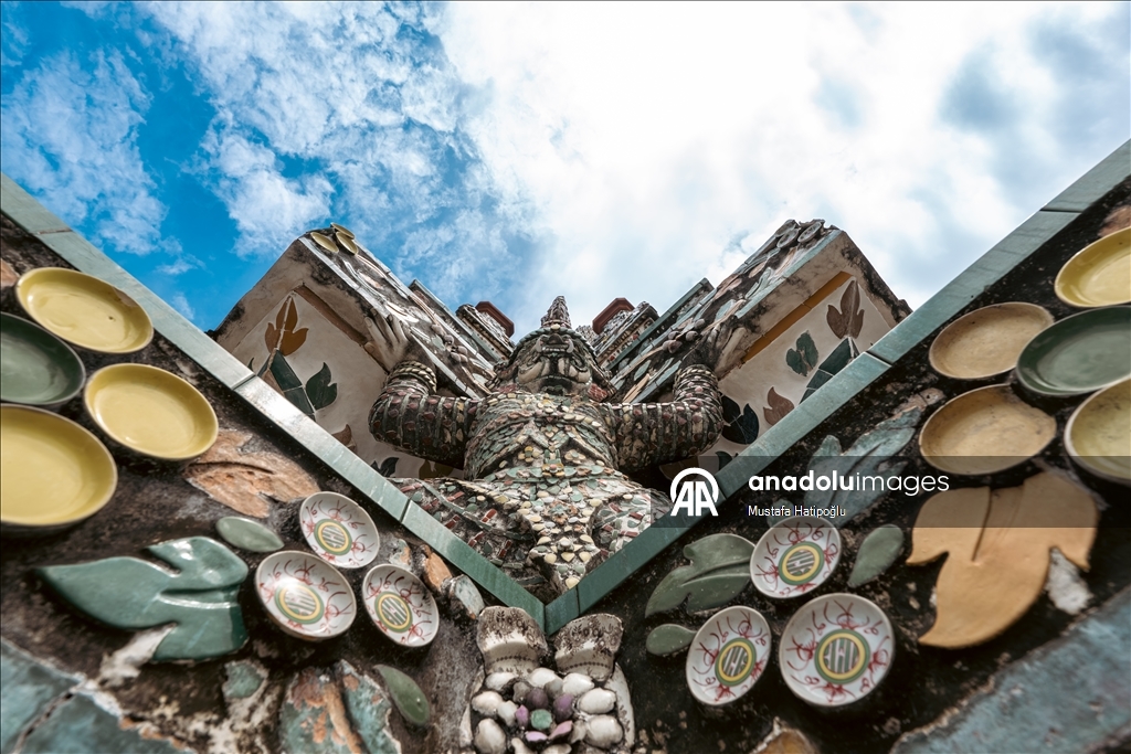 Tayland’ın turistik noktası Wat Arun Tapınağı, ziyaretçilerini ağırlıyor