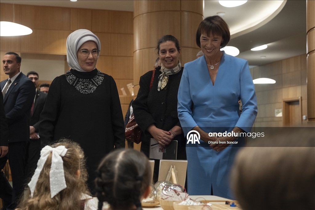 عقيلتا أردوغان وميرتس تتجولان في المكتبة الوطنية الرئاسية بأنقرة