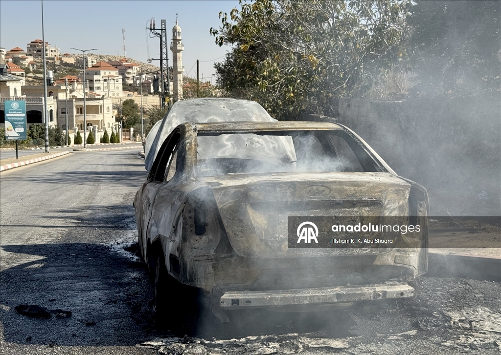 Filistin topraklarını gasbeden İsrailliler Batı Şeria'da Filistinlilerin araçlarını yaktı
